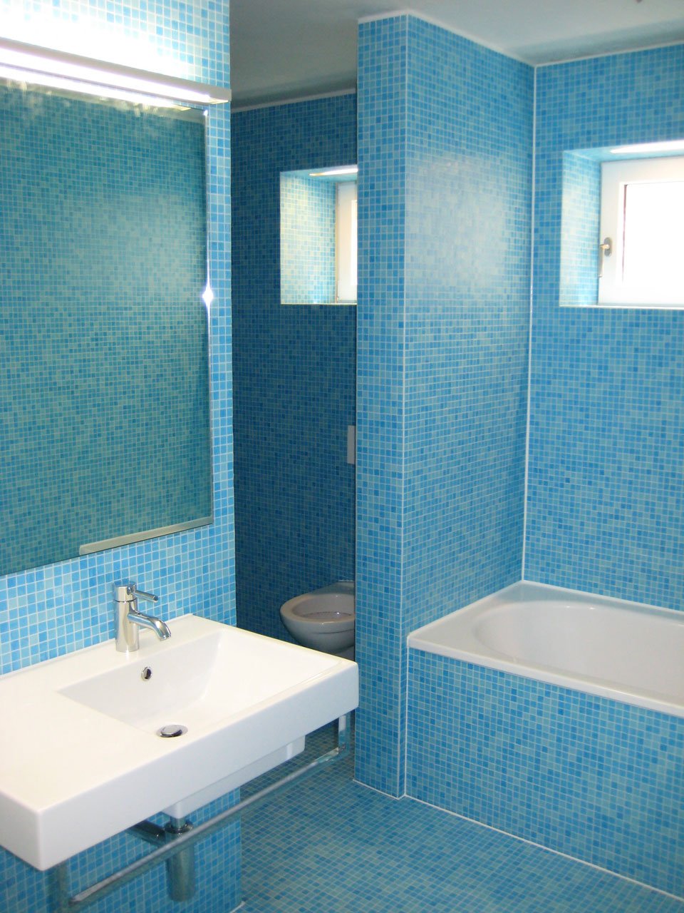 Badzimmer mit blauen Glasmosaik