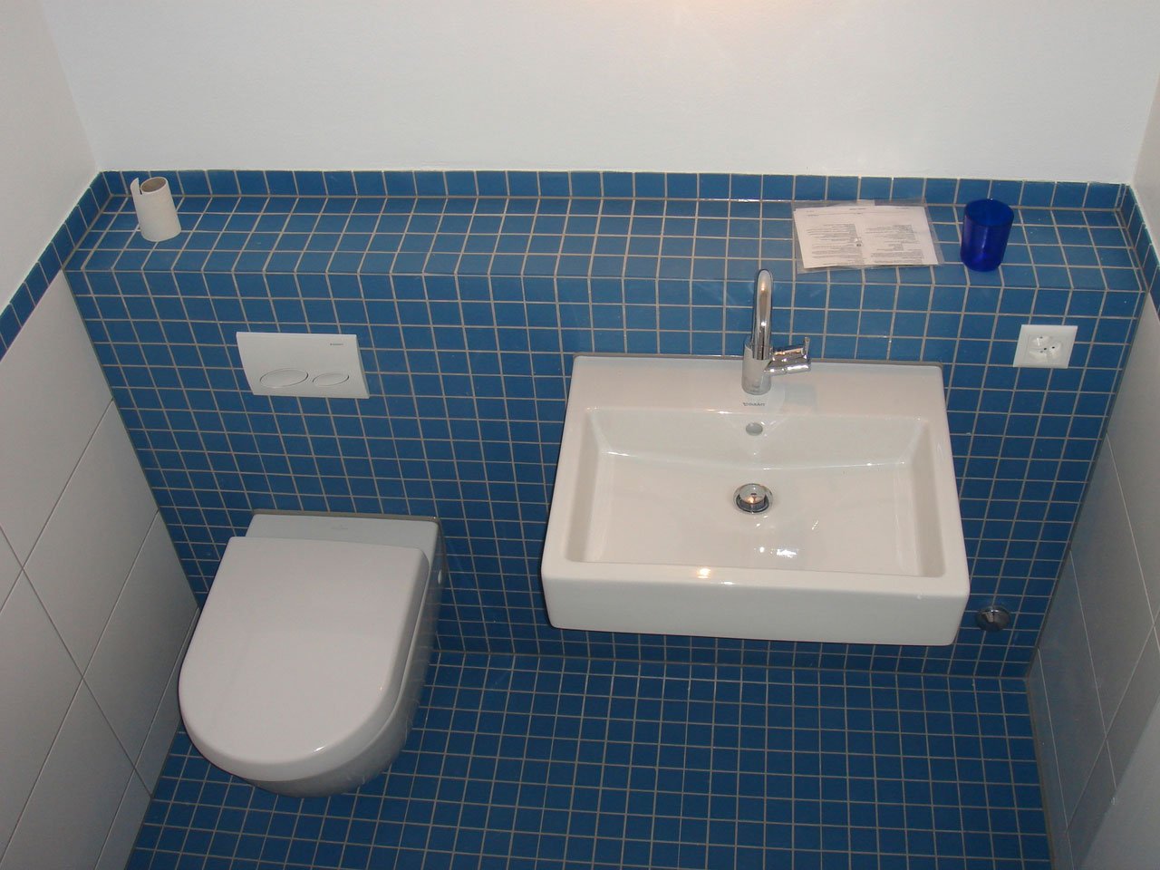 WC und Lavabo mit blauen Mosaiksteinen