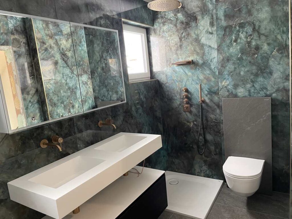 Bad mit grossen Marmorplatten