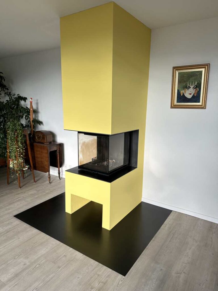 gelbes Cheminée im Wohnzimmer