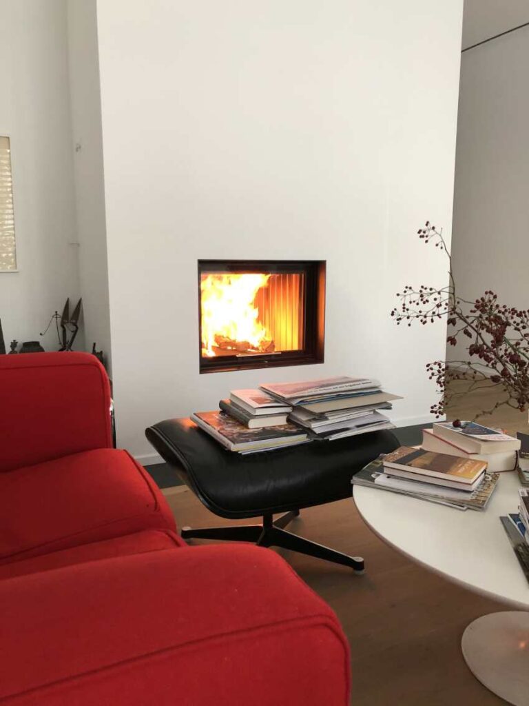 Cheminée mit mit Feuer im Wohnzimmer