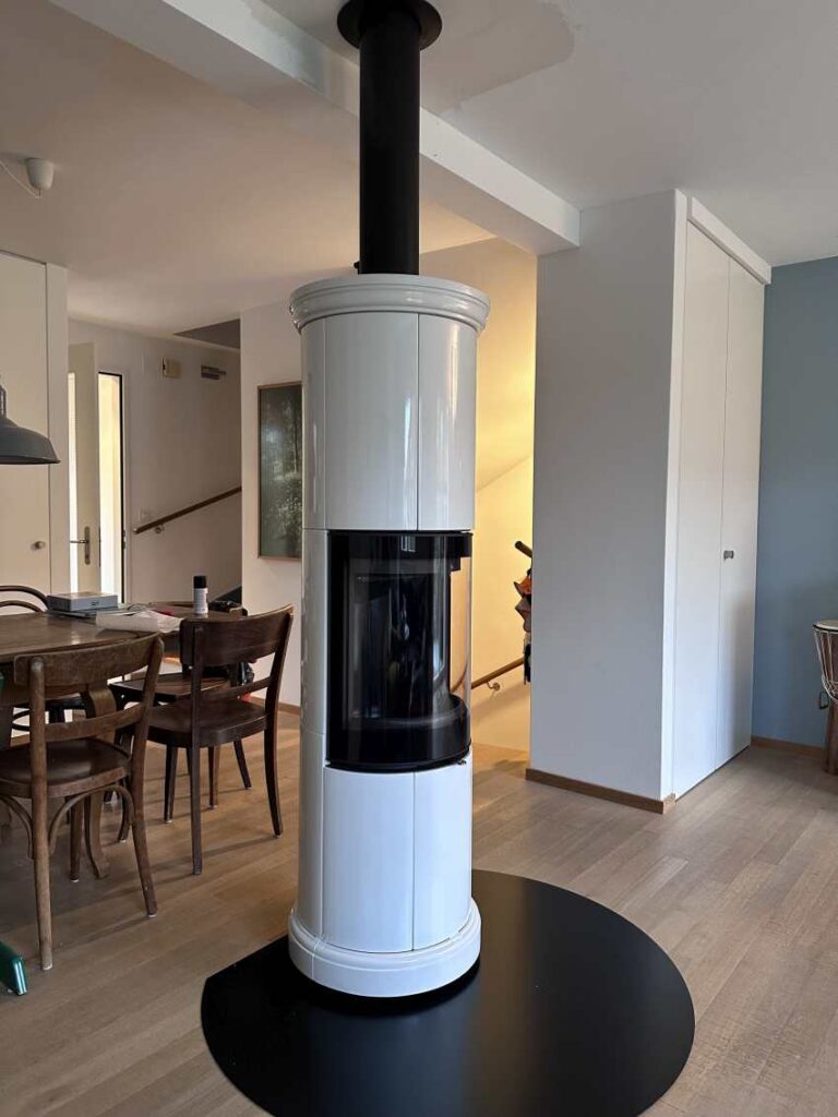 Freistehender Kaminofen aus Metall weiss Wohnzimmer