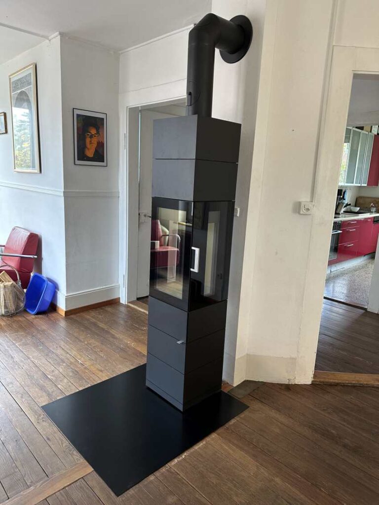 Freistehender Kaminofen aus Metall schwarz im Wohnzimmer