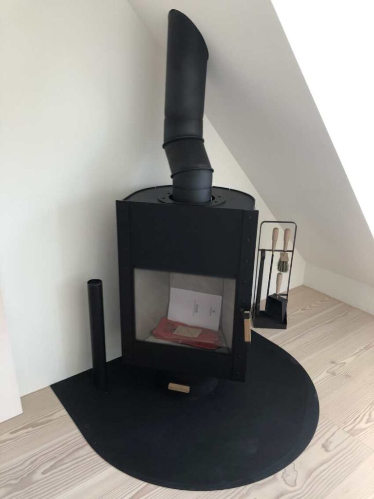 Freistehender Kaminofen aus Metall schwarz