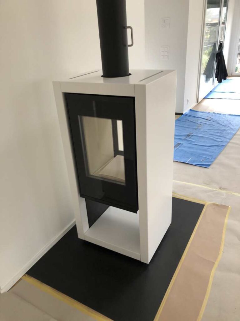 Freistehender Kaminofen aus Stein