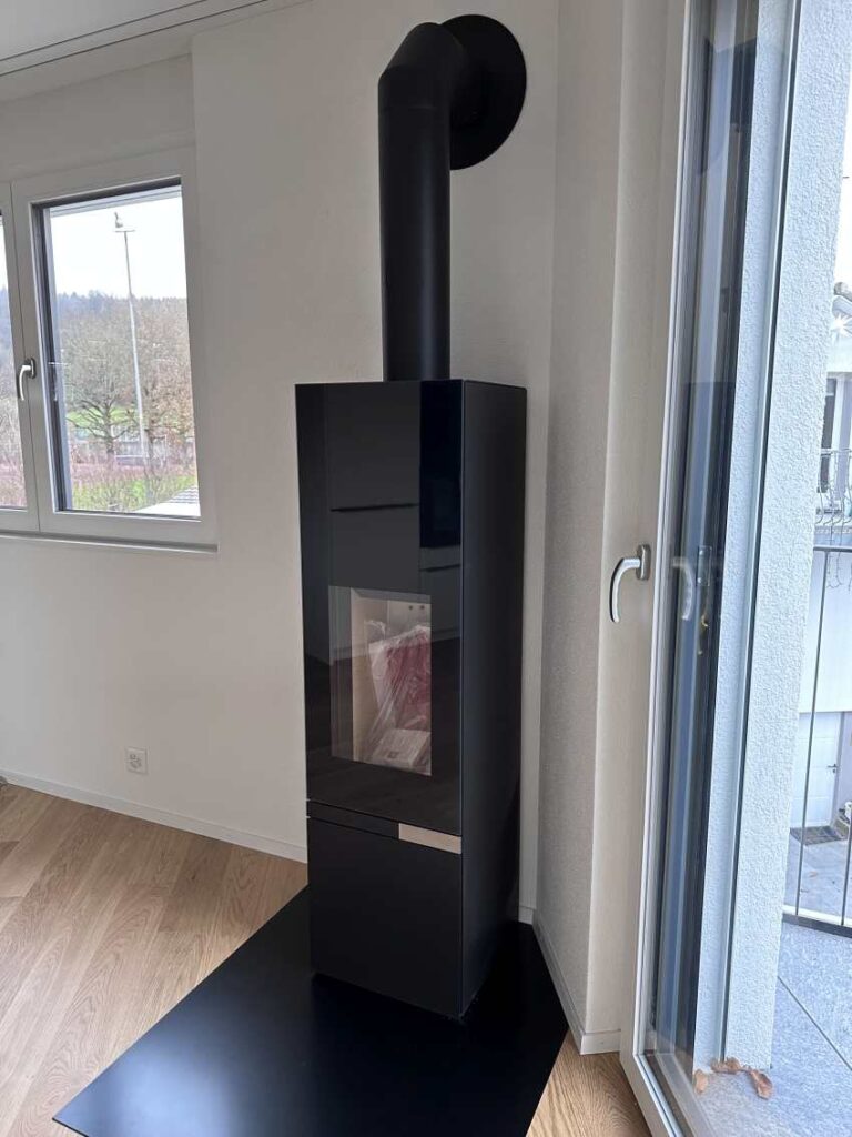 Freistehender Kaminofen aus Metall schwarz