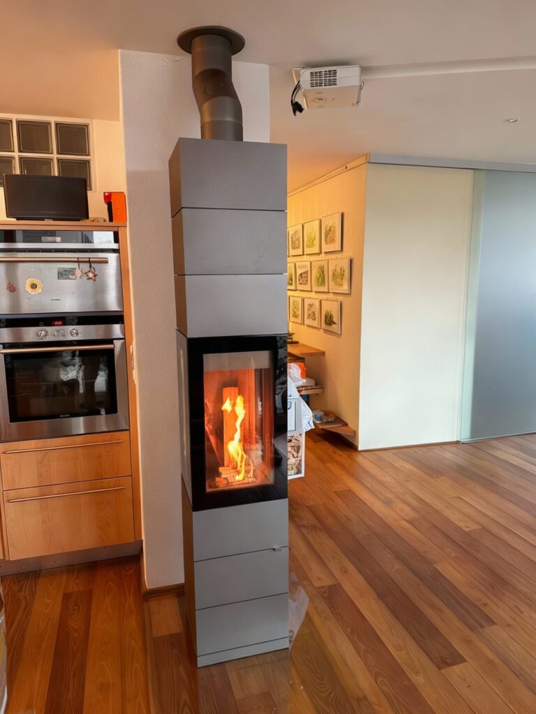 Freistehender Kaminofen in der Küchen